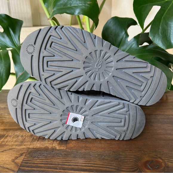 UGG Classic Short II Grey Suede Fur Lined Boots US7 - Picture 14 of 17
